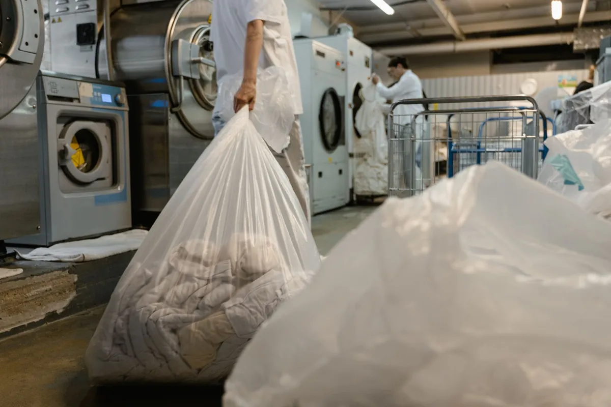 Bolsas con ropa por lavar en una lavandería