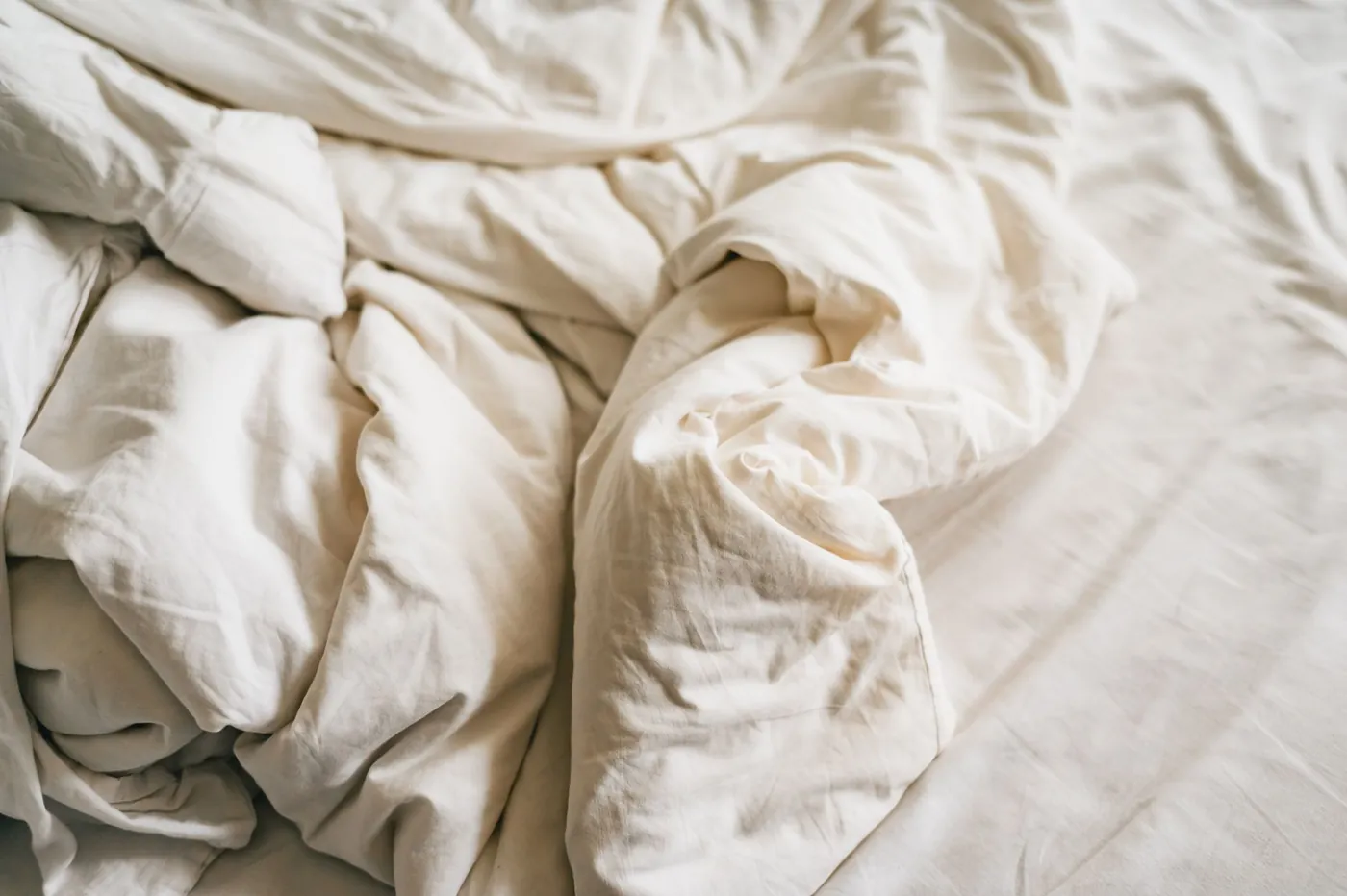 Plumón blanco sobre una cama